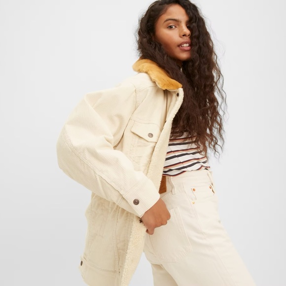 Levi's Jackets & Blazers - ⭐️HP⭐️ Levi’s Oversized Cream Corduroy with Tan Fur Trucker Jacket Size Large
